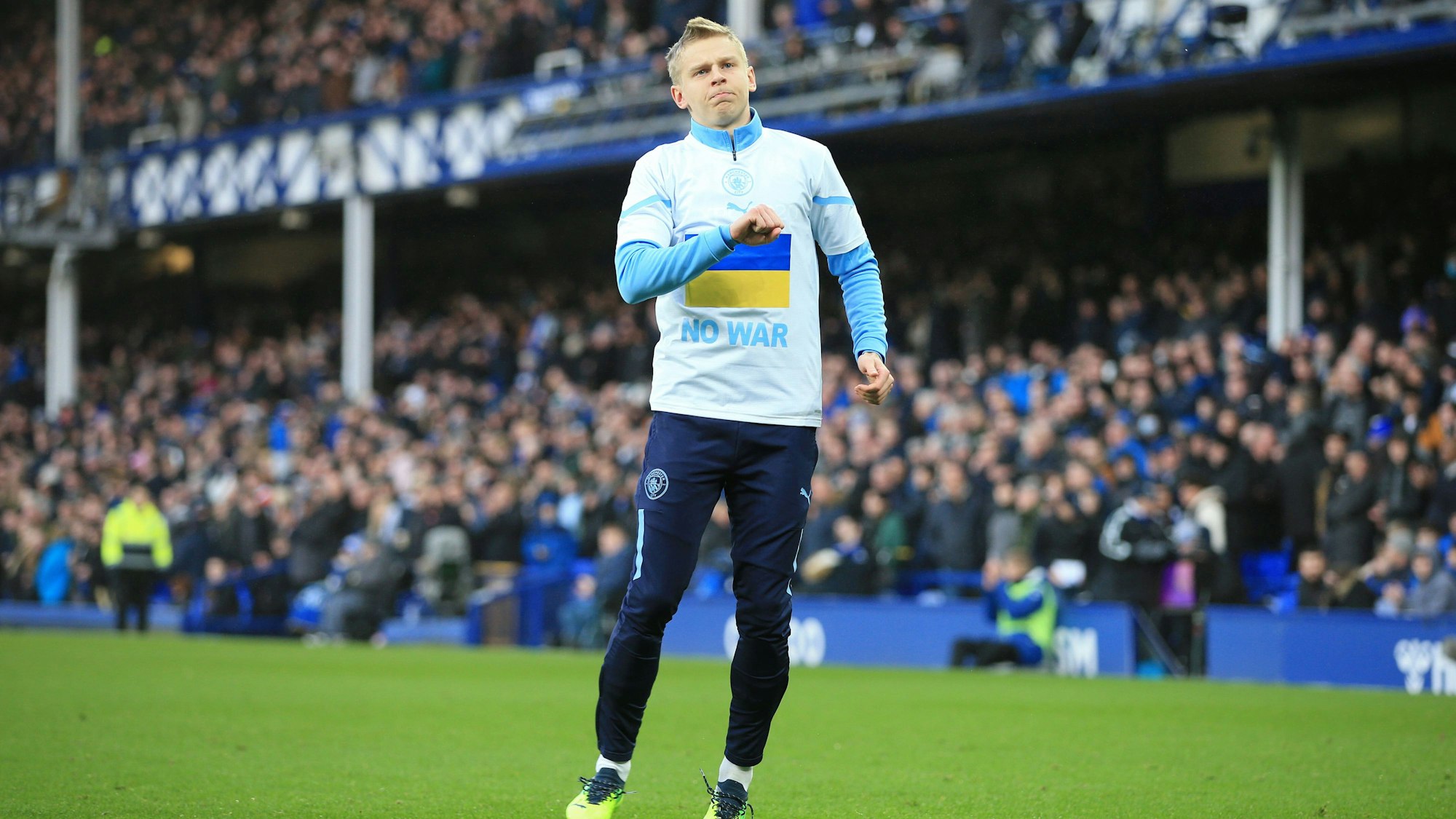 Oleksandr Zinchenko mit Aufwärmshirt zur Solidarität mit der Ukraineam 26. Februar beim Spiel zwischen Manchester City und dem FC Everton.