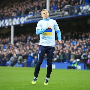 Oleksandr Zinchenko mit Aufwärmshirt zur Solidarität mit der Ukraine am 26. Februar beim Spiel zwischen Manchester City und dem FC Everton.