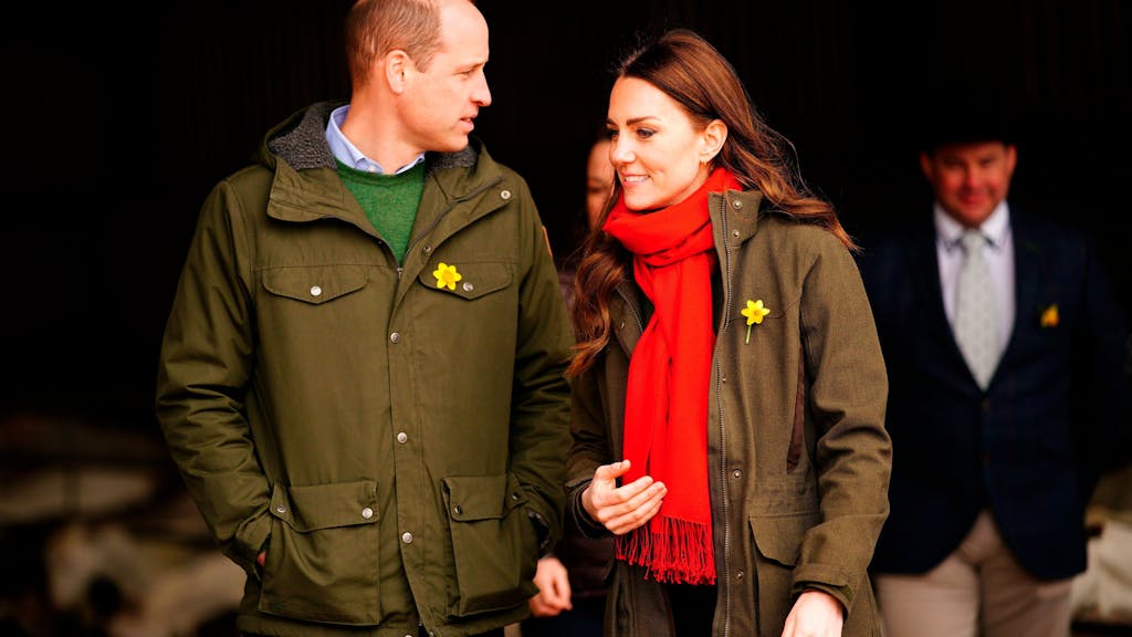 Prinz William (l) und Kate besuchen eine Ziegenfarm.