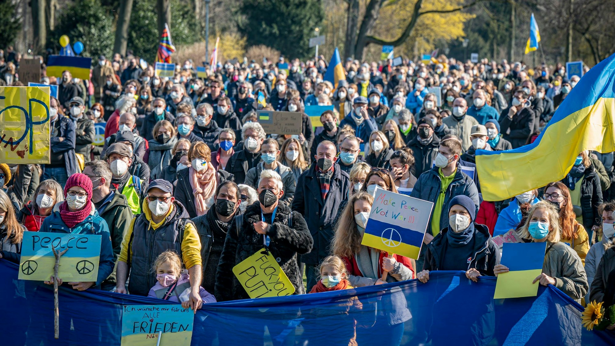 Zahlreiche Menschen bei einer Demonstration in Düsseldorf.