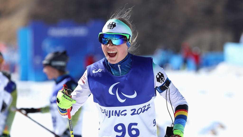 Linn Kazmaier bejubelt ihr Ergebnis bei der Paralympischen Spielen in Peking, hier am 5. März 2022.