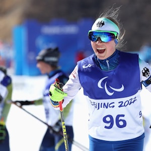 Linn Kazmaier bejubelt ihr Ergebnis bei der Paralympischen Spielen in Peking, hier am 5. März 2022.