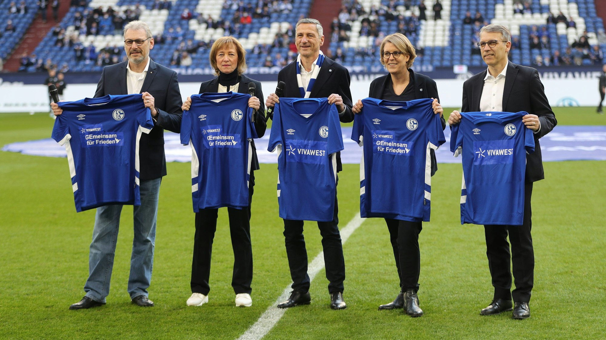 Schalkes Vorstand zeigt das neue Trikot.