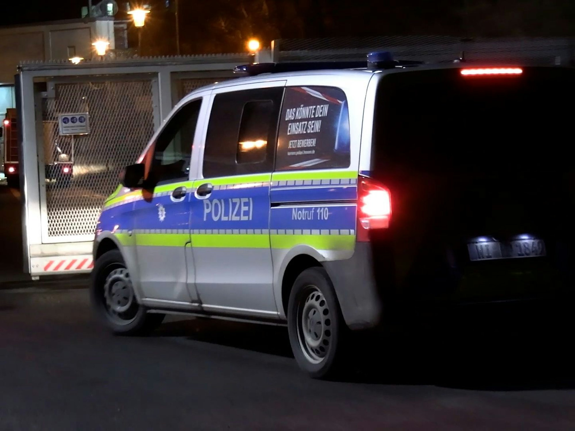 Einsatzkräfte der Polizei und der Feuerwehr sind bei der Justizvollzugsanstalt Weiterstadt imEinsatz.