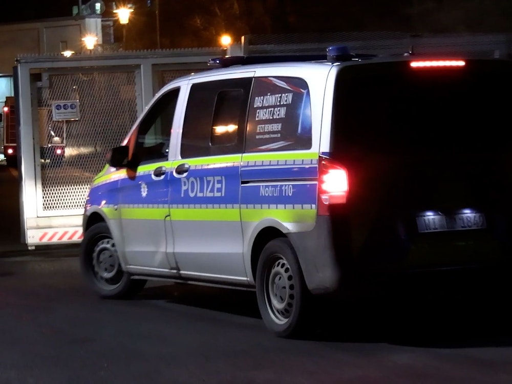 Einsatzkräfte der Polizei und der Feuerwehr sind bei der Justizvollzugsanstalt Weiterstadt im Einsatz.
