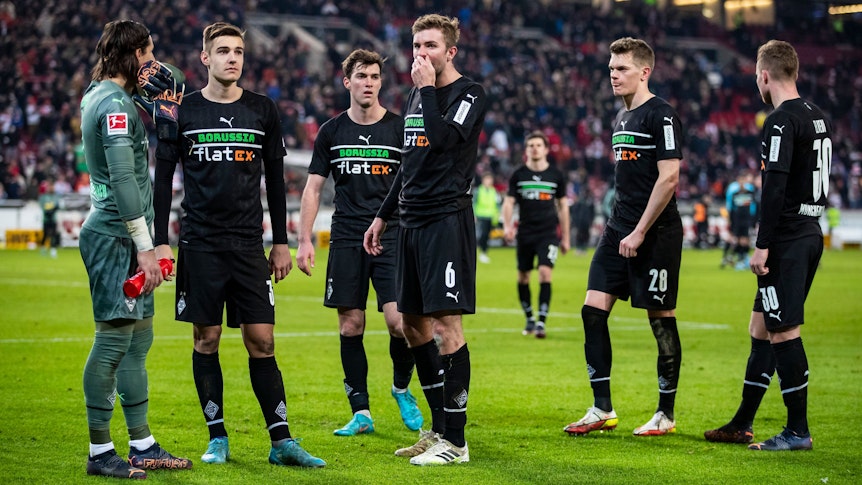 Torwart Yann Sommer (l-r), Florian Neuhaus, Joe Scally, Christoph Kramer, Matthias Ginter und Nico Elvedi reagieren unzufrieden nach dem Schlusspfiff beim VfB Stuttgart am 5. März 2022 in der Mercedes-Benz-Arena.