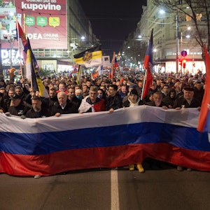 04.03.2022, Serbien, Belgrad: Menschen halten eine große russische Fahne während einer Kundgebung zur Unterstützung Russlands in Belgrad. Foto: Marko Drobnjakovic/AP/dpa +++ dpa-Bildfunk +++