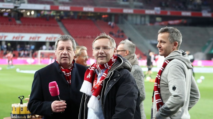 Werner Wolf, Eckhard Sauren und Philipp Türoff stehen im Rhein-Energie-Stadion.