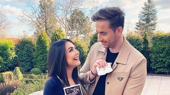 Katharina Eisenblut und Niko Kronenbitter sind seit Oktober verlobt. Mit diesem Instagram-Bild vom 6. März gab die DSDS-Kandidatin nun ihre Schwangerschaft bekannt.