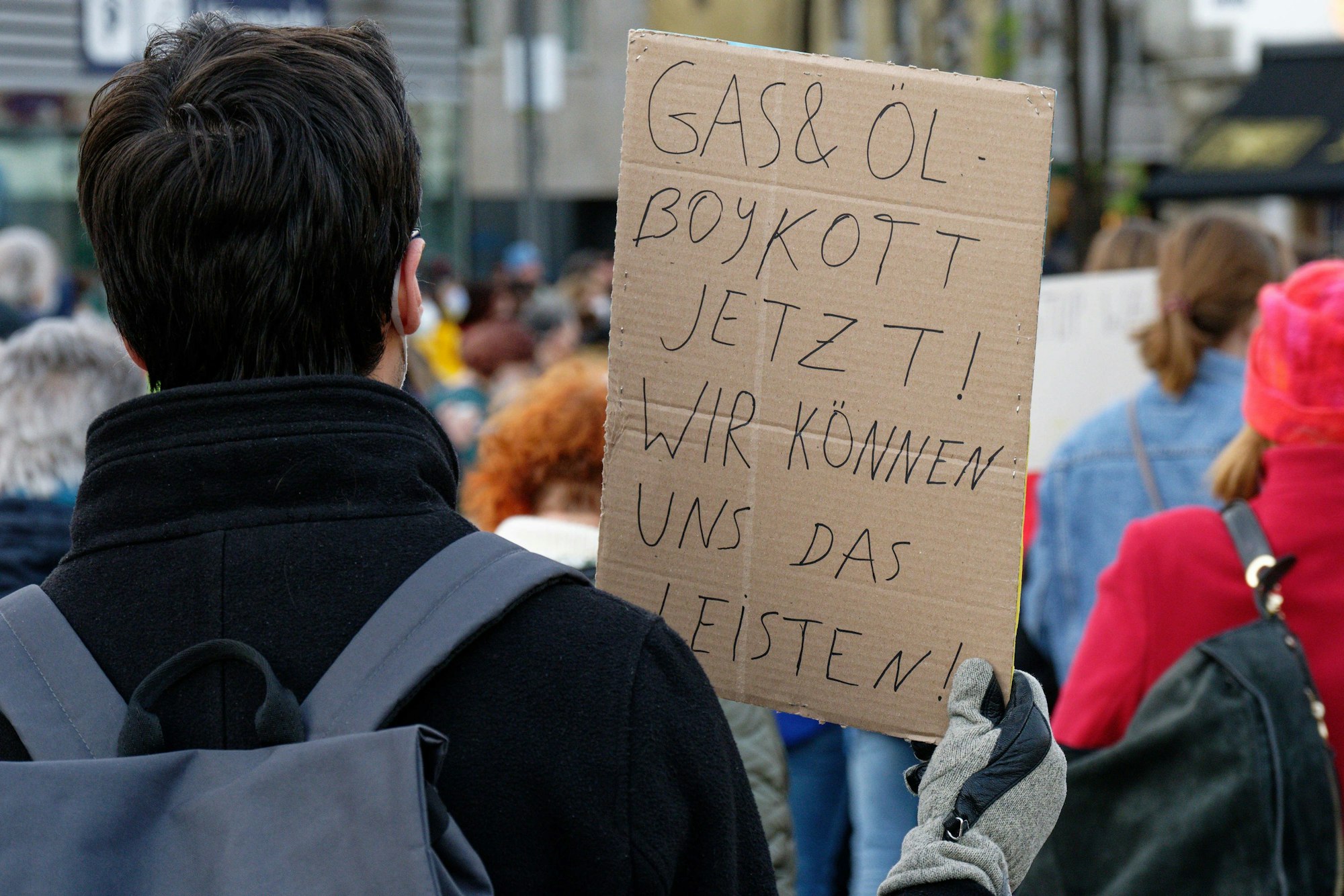 Ein Teilnehmer hält bei einer Demonstration von Fridays for Future gegen den Krieg in der Ukraine ein Schild mit Aufschrift «Gas und Öl Boykott jetzt! Wir können uns das Leisten».