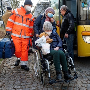Der krebskranke Vika und seine Mutter Oxana Manshulenko aus einem Bus.