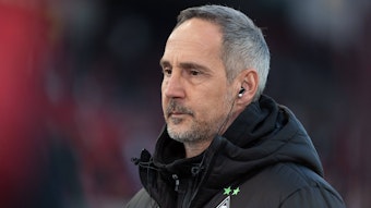 Adi Hütter befindet sich mit seinem Klub Borussia Mönchengladbach nach der Niederlage beim VfB Stuttgart erneut in der Krise und steht bei Fans und Fußball-Experten ordentlich in der Kritik. Das Foto zeigt ihn traurig schauend.