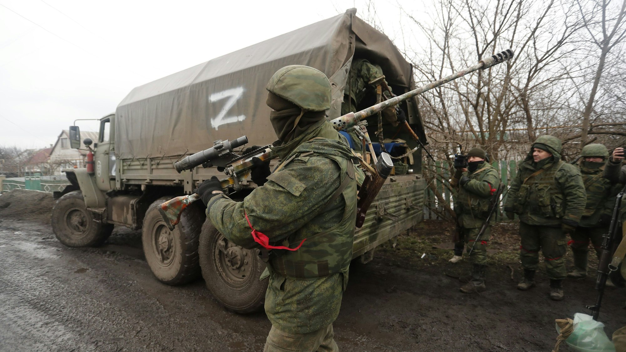 Das von der staatlichen chinesischen Nachrichtenagentur Xinhua verbreitete Bild zeigt bewaffnetes Personal in Donezk.