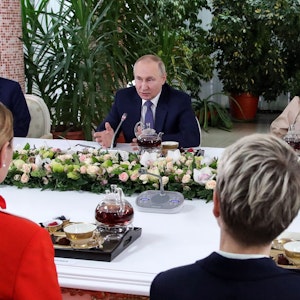 Russian President Vladimir Putin (C) speaks during his meeting with Aeroflot employees outside Moscow on March 5, 2022. - Russian President Vladimir Putin said Saturday that any country that sought to impose a no-fly zone over Ukraine would be considered by Moscow to have entered the conflict. (Photo by Mikhail KLIMENTYEV / SPUTNIK / AFP)