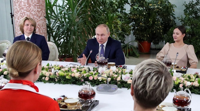 Russian President Vladimir Putin (C) speaks during his meeting with Aeroflot employees outside Moscow on March 5, 2022. - Russian President Vladimir Putin said Saturday that any country that sought to impose a no-fly zone over Ukraine would be considered by Moscow to have entered the conflict. (Photo by Mikhail KLIMENTYEV / SPUTNIK / AFP)