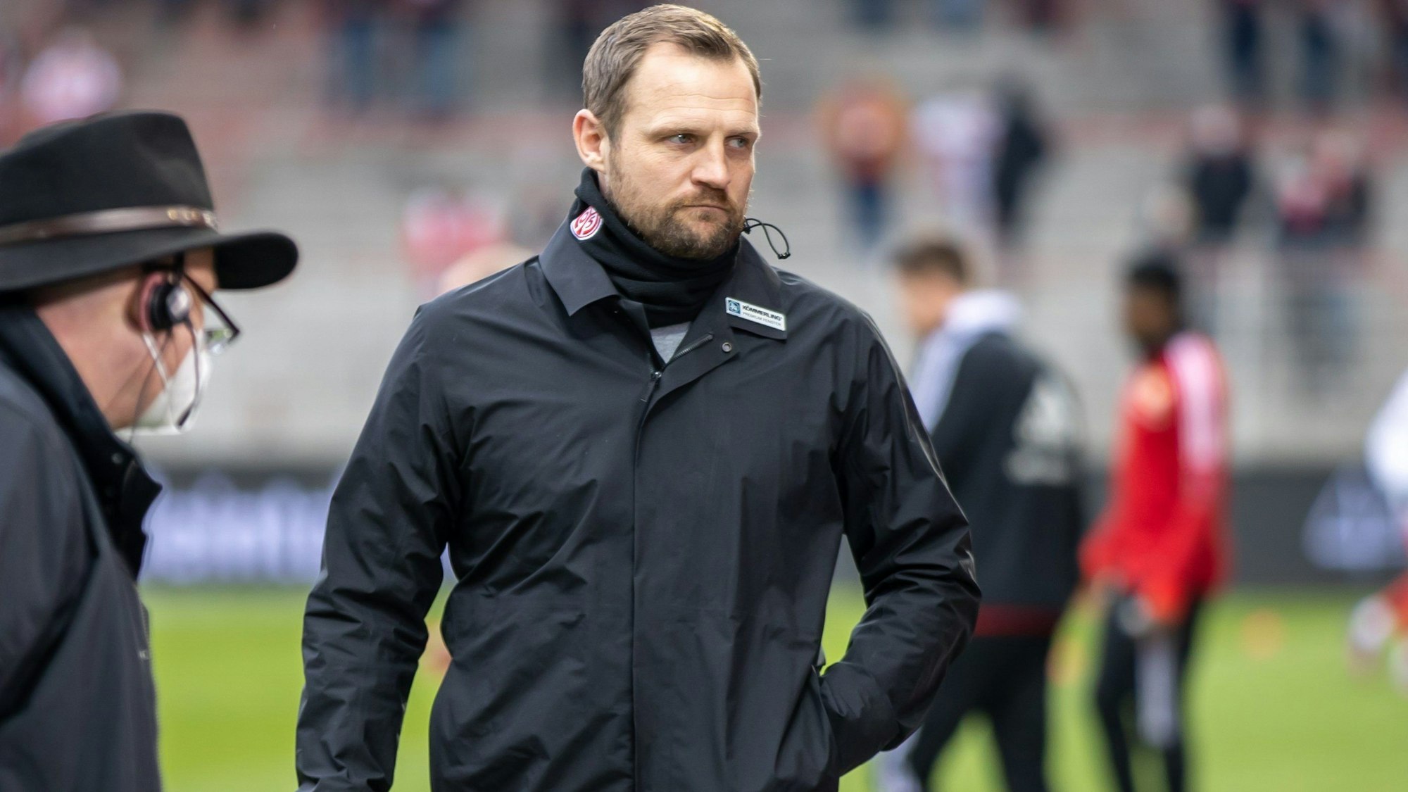 Trainer Bo Svensson von FSV Mainz betritt das Stadion.