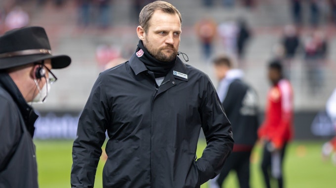 Trainer Bo Svensson von FSV Mainz betritt das Stadion.