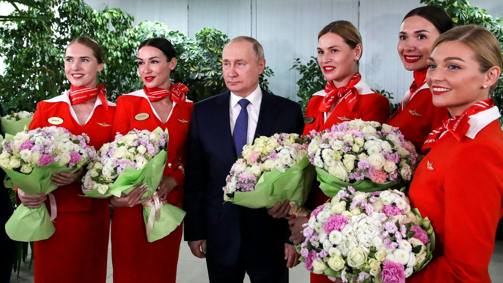 Ein paar Blumen, ein paar Selfies: Putin bei seinem Besuch in einer Flugschule der Linie Aeroflot am Samstag (5. März).
