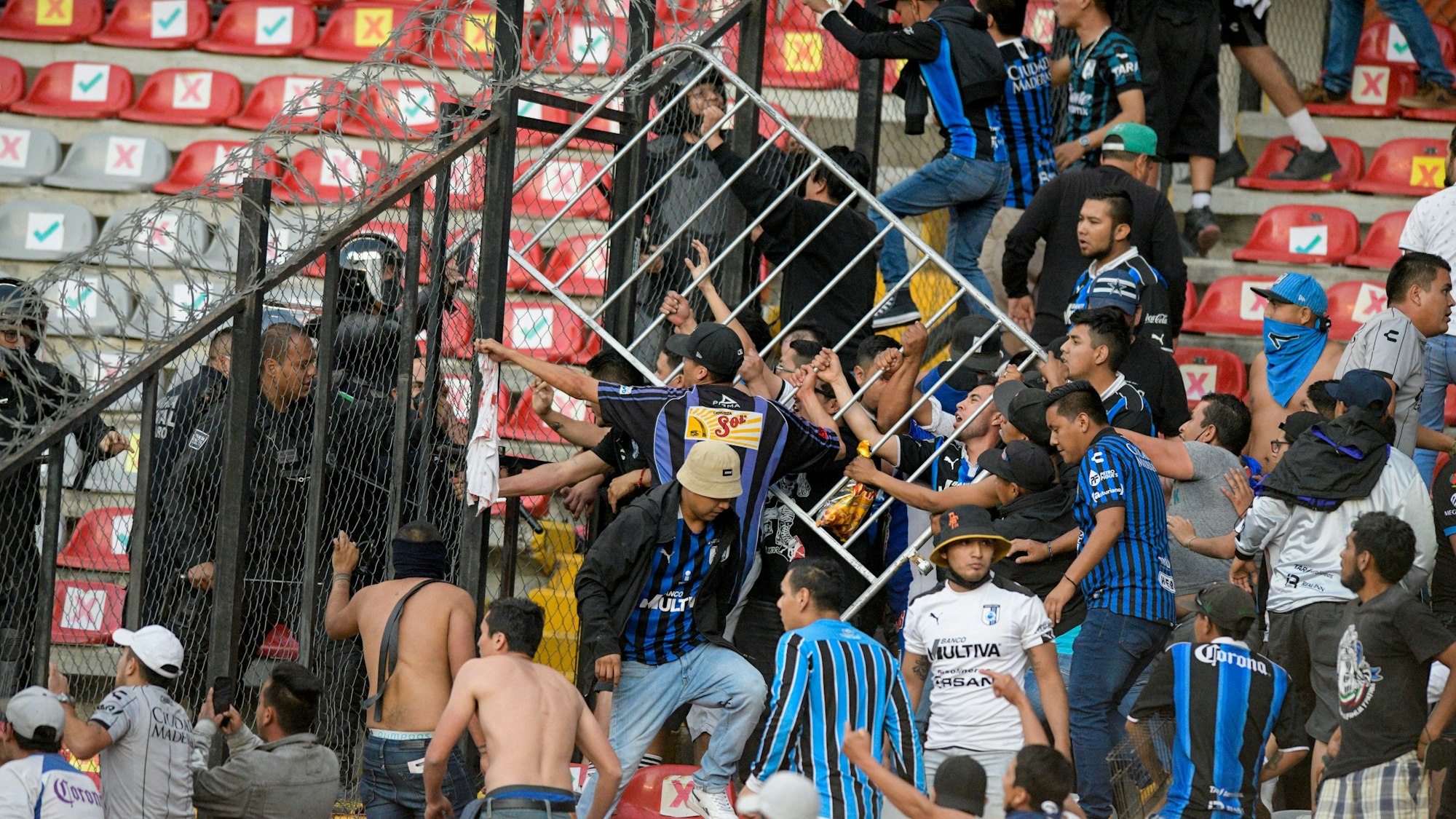 Fans von Querétaro FC und Atlas Guadalajara liefern sich eine wilde Schlägerei im Stadion