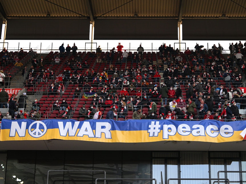 Fans des 1. FC Köln setzte mit Transparenten Zeichen gegen den Krieg.