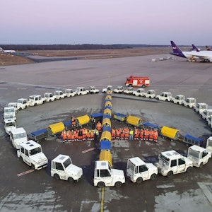 Peace-Zeichen für die Ukraine, geformt aus Fahrzeugen, am Flughafen Köln/Bonn.
