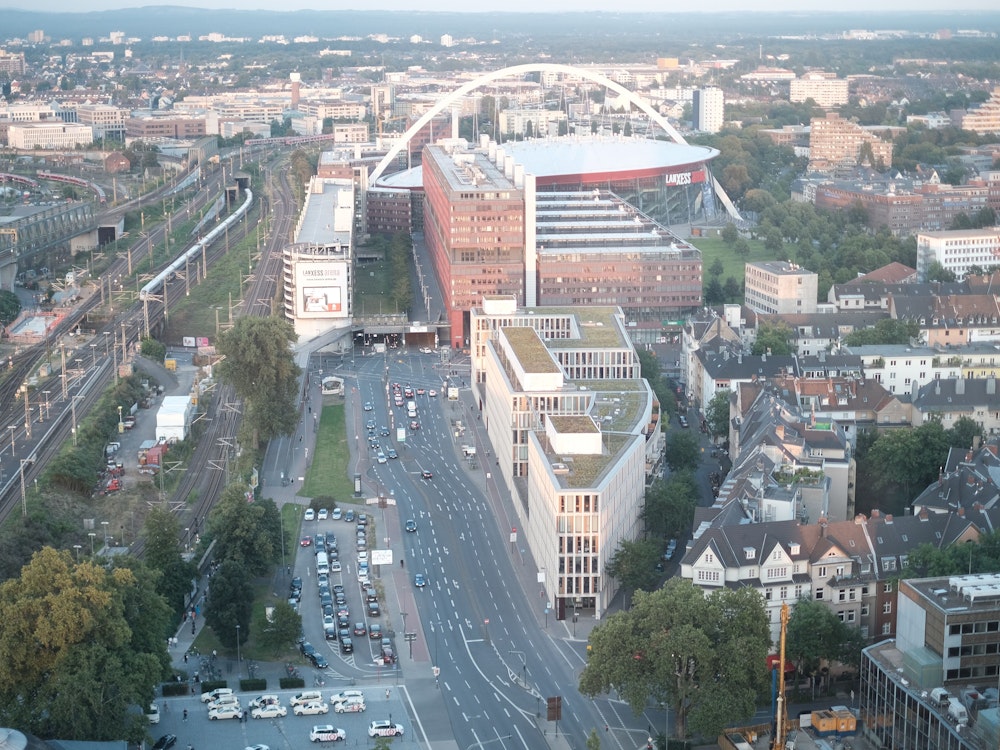 Luftbild von Deutz mit der Lanxess-Arena, der Messe und dem Ottoplatz.