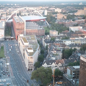 Luftbild von Deutz mit der Lanxess-Arena, der Messe und dem Ottoplatz.