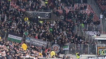 Der Gästeblock mit Fans von Borussia Mönchengladbach beim Bundesliga-Gastspiel beim VfB Stuttgart.