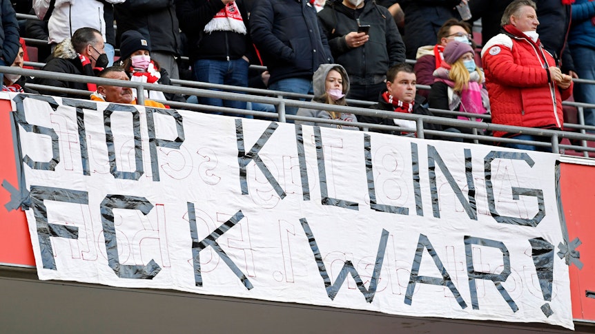 Banner „Stop Killing, FCK War“ im Kölner Stadion.