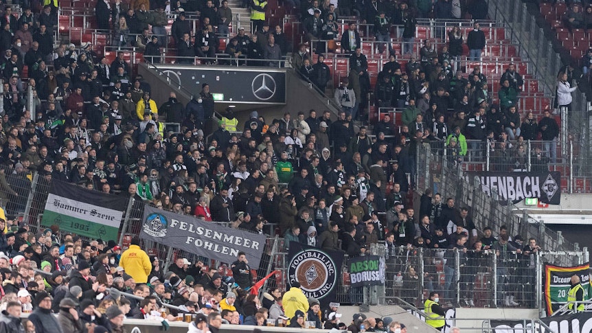 Der Gästeblock mit Fans von Borussia Mönchengladbach beim Bundesliga-Gastspiel beim VfB Stuttgart.