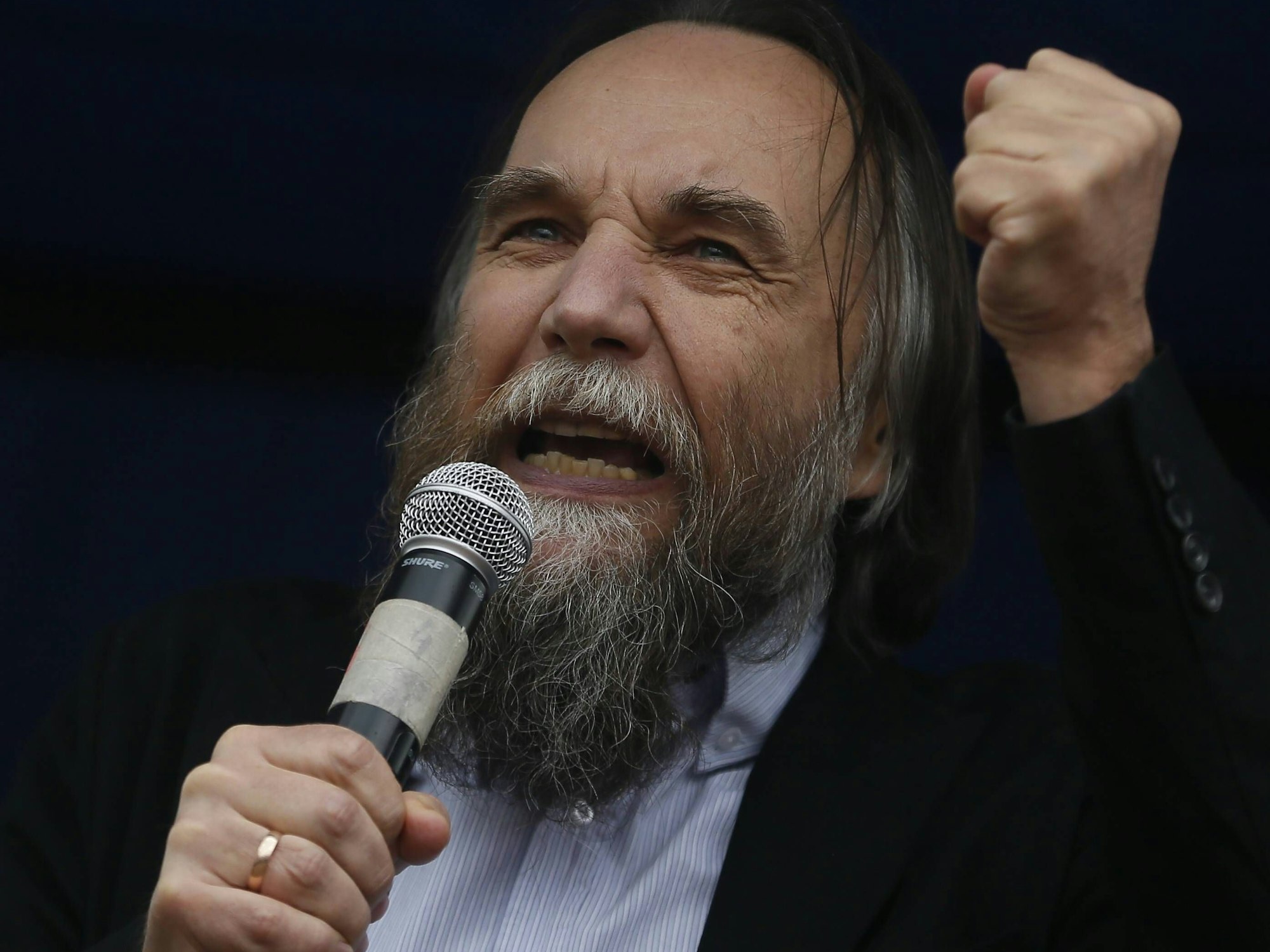 Der rechtsextreme Alexander Dugin am Mikrofon.