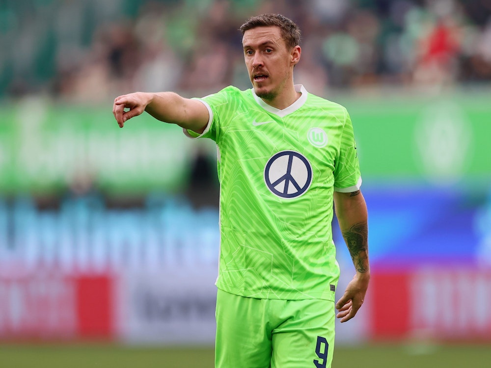 Max Kruse dirigiert seine Mitspieler im Trikot des VfL Wolfsburg.