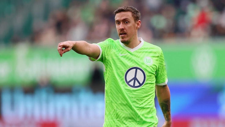 Max Kruse dirigiert seine Mitspieler im Trikot des VfL Wolfsburg.