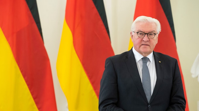 Frank-Walter Steinmeier steht vor der deutschen Flagge bei seinem Besuch in Litauen.