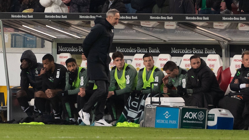 Adi Huetter, Cheftrainer von Borussia Mönchengladbach, musste am Samstagabend (6. März 2022) den nächsten herben Rückschlag im Abstiegskampf hinnehmen. Beim VfB Stuttgart gab es eine 2:3-Pleite, nachdem man zwischenzeitlich 2:0 geführt hatte. Das Foto zeigt in enttäuscht an der Seitenlinie.