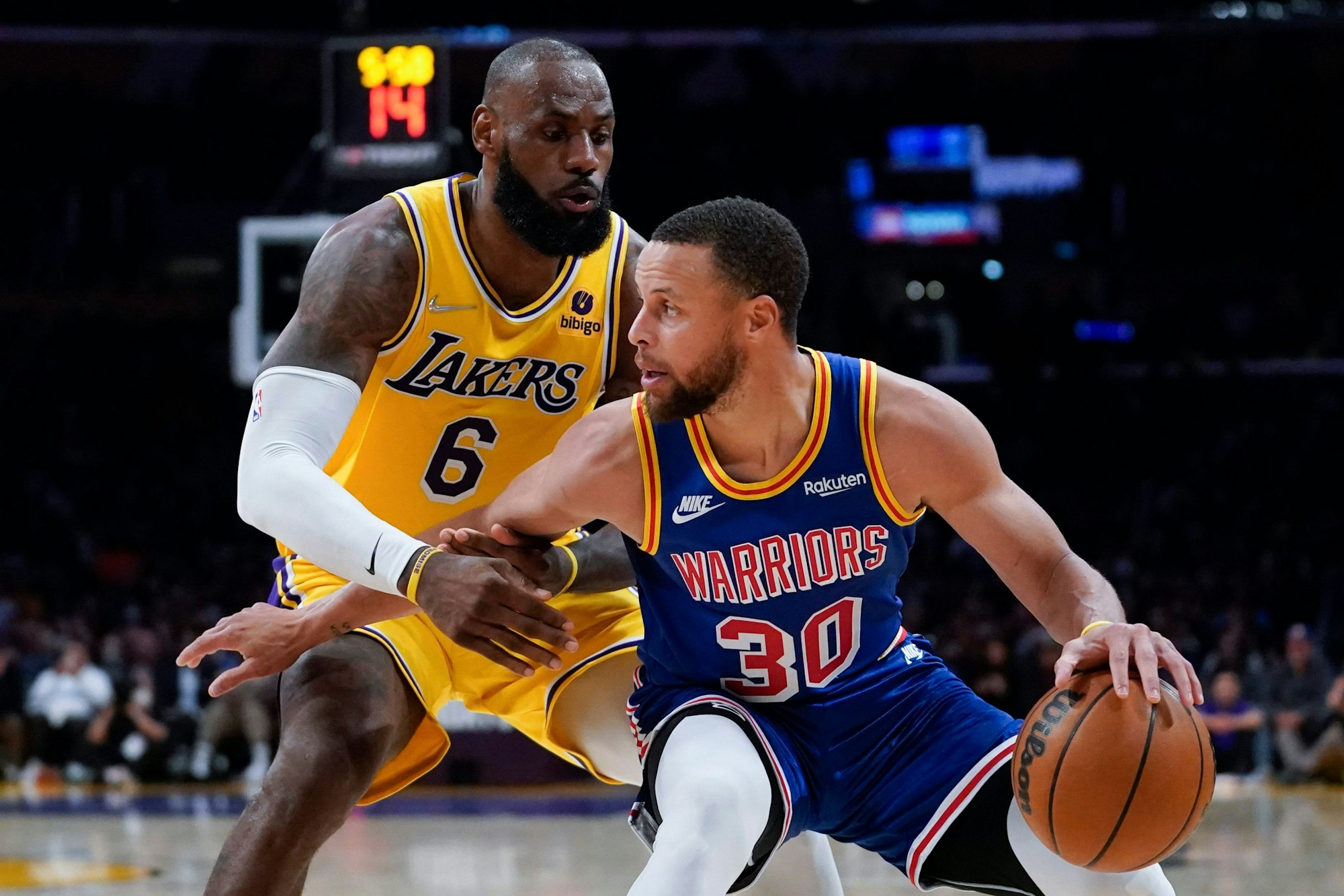 LeBron James von den Los Angeles Lakers verteidigt gegen Stephen Curry im NBA-Spiel gegen die Golden State Warriors