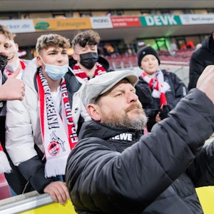 Kölns Trainer Steffen Baumgart macht nach dem Spiel ein Selfie mit den Fans.