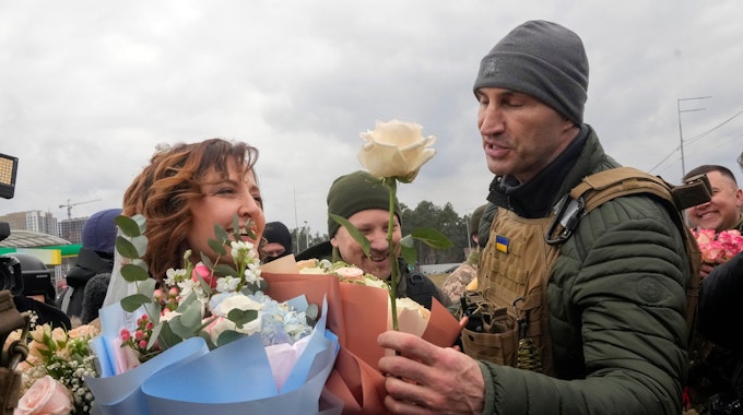 Vitali Klitschko überreicht Blumen an einem ukrainischen Checkpoint.