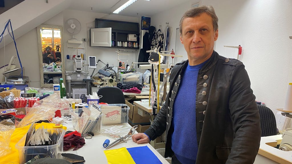 Michail Vars­havs­kyy lebt als Ukrainer in Köln, hier in seinem Laden auf der Breite Straße.