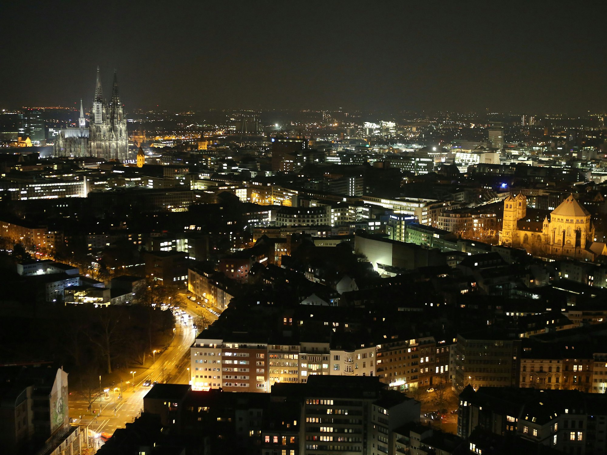Die Kölner Innenstadt aus der Luft – hier ein Foto vom 18. Februar 2013. In den nächsten Tagen werden Spezialflüge der RheinEnergie über Köln stattfinden.