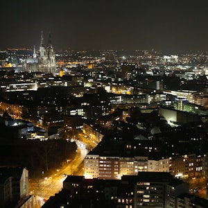 Die Kölner Innenstadt aus der Luft – hier ein Foto vom 18. Februar 2013. In den nächsten Tagen werden Spezialflüge der RheinEnergie über Köln stattfinden.