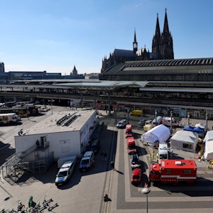 Zelte der Anlaufstelle für Geflüchtete aus der Ukraine am Kölner Hauptbahnhof
