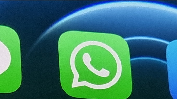Das grün-weiße WhatsApp-Logo auf einem Smartphone-Bildschirm.