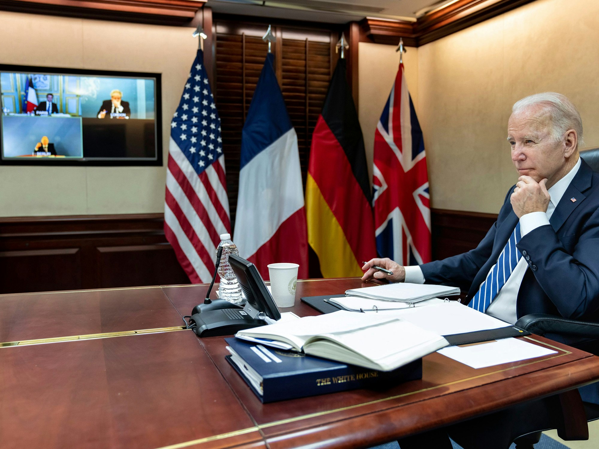 Dieses vom Weißen Haus zur Verfügung gestellte Foto zeigt Joe Biden, Präsident der USA, während einer Videoschalte am 7. März 2022 mit dem französischen Präsidenten Macron, dem deutschen Bundeskanzler Scholz und dem britischen Premierminister Johnson im Situation Room des Weißen Hauses. +++