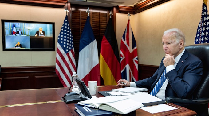 Dieses vom Weißen Haus zur Verfügung gestellte Foto zeigt Joe Biden, Präsident der USA, während einer Videoschalte am 7. März 2022 mit dem französischen Präsidenten Macron, dem deutschen Bundeskanzler Scholz und dem britischen Premierminister Johnson im Situation Room des Weißen Hauses. +++