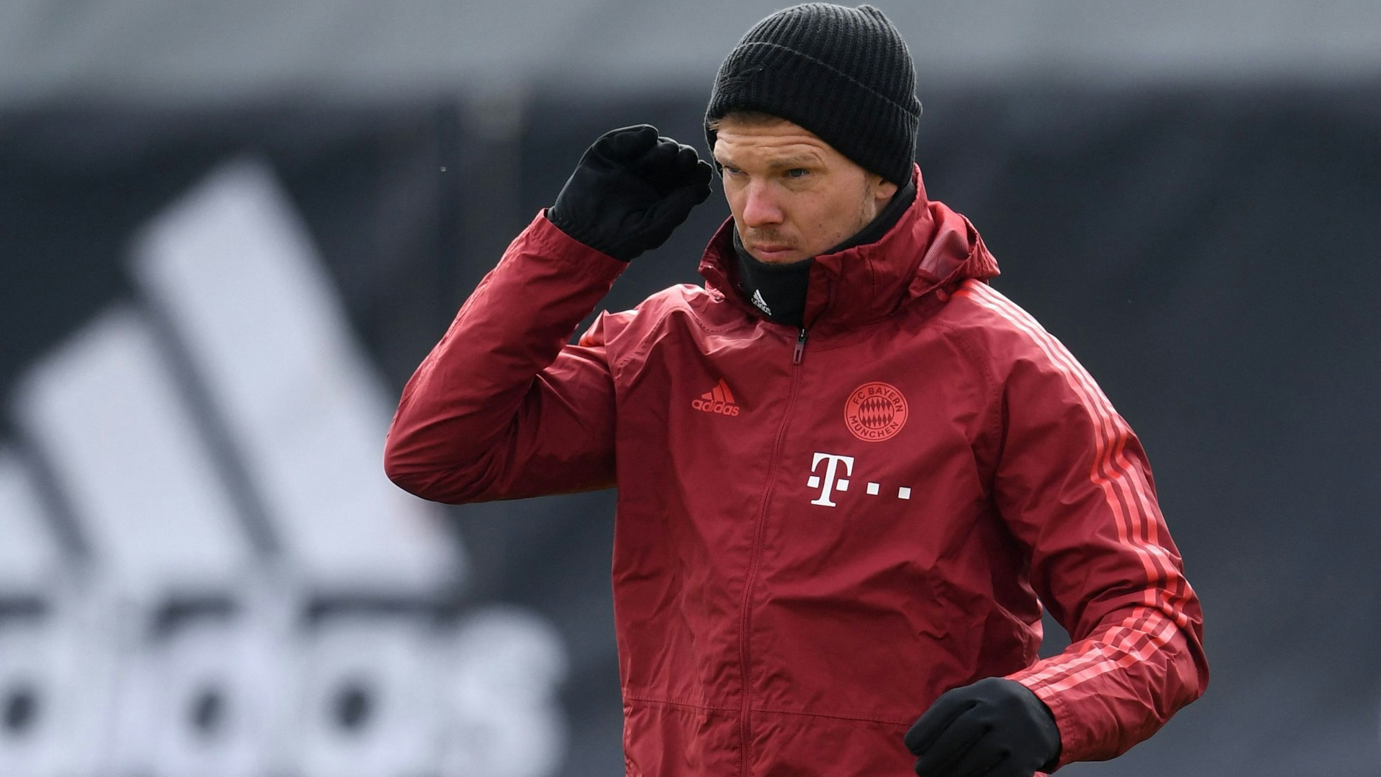 Julian Nagelsmann steht auf dem Trainingsplatz von Bayern München.