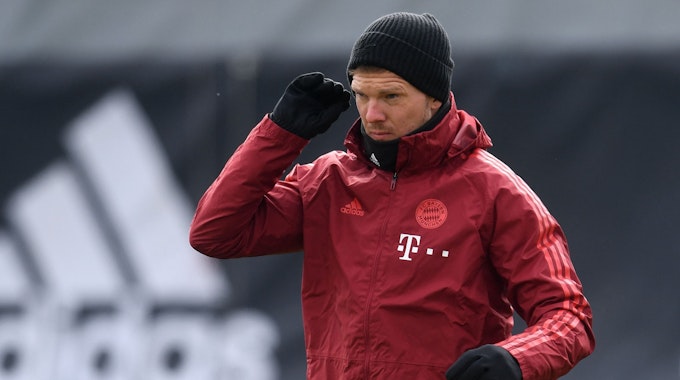 Julian Nagelsmann steht auf dem Trainingsplatz von Bayern München.