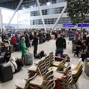 Fluggäste stehen in der Abfertigungshalle am Flughafen Düsseldorf. Dort musste die Bundespolizei beim Fall einer 60-jährigen Frau einschreiten.