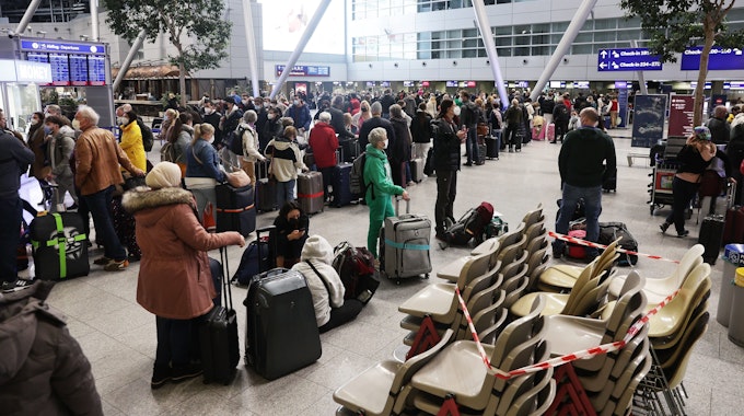 Fluggäste stehen in der Abfertigungshalle am Flughafen Düsseldorf. Dort musste die Bundespolizei beim Fall einer 60-jährigen Frau einschreiten.