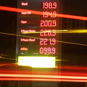 Preise für Kraftstoffe sind an einer Kölner Tankstelle angezeigt.